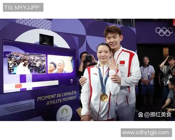 赛场浪漫瞬间球员深情告白求婚成功观众掌声雷动见证爱